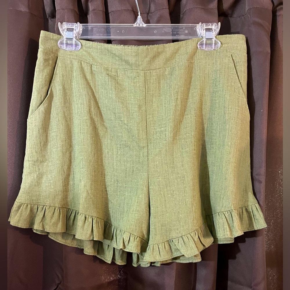 Ladies Loveriche Shorts, Size L, Olive Green Two Front Pockets, So super cute